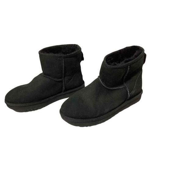 EUC Black Short UGG Shoes Size 8  Classic Booties Comfy - Picture 1 of 8